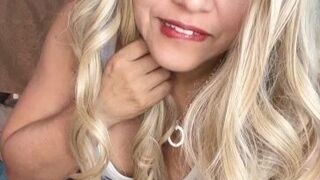 Rubia caliente abriendo el culo para ti - porn video