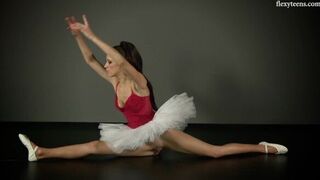 Tight ass and pussy super flexible Petino - porn video